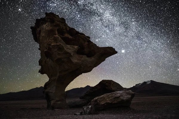 背景に星空を背景に夜にアルボル ピエドラと名付けられた岩の形成 ボリビア 画像には高いIsoによるいくつかのノイズが含まれます — ストック写真