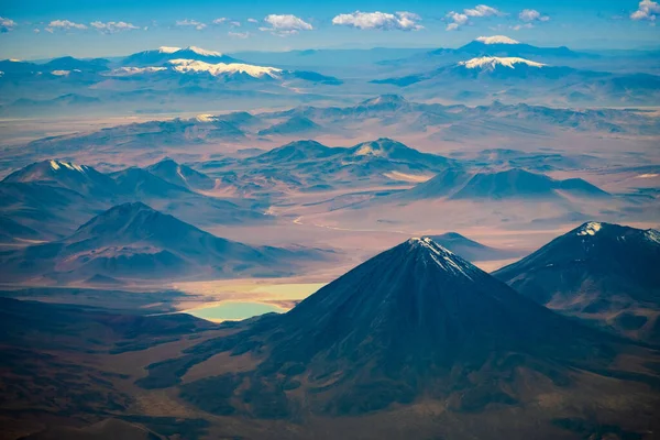 Der Vulkan Licancabur Und Das Tal Mit Den Bergen Des — Stockfoto