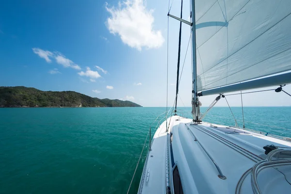 Barco Vela Move Mar Com Ilha Tropical Horizonte Tailândia — Fotografia de Stock