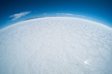 Salar de Uyuni tuz düzlüğü, tuz desenleri ve açık mavi gökyüzü. Bolivya
