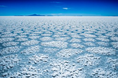 Salar de Uyuni yüzeyinde su ve tuz örnekleri var. Bolivya