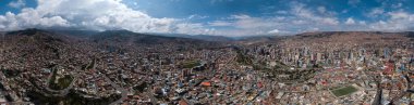 Güneşli bir günde La Paz şehrinin hava manzarası. Bolivya