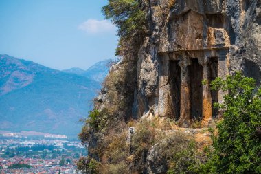 Amyntas kaya mezarları. Dik kayalıklara oyulmuş M.Ö. 4. mezarlar. Fethiye, Türkiye.