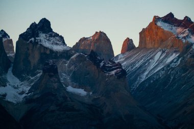 Gün batımında karla kaplı dağlar. Şili 'de gün batımında Torres del Paine Ulusal Parkı' nın bir kısmı