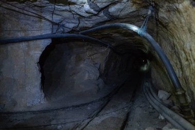 Bolivya 'nın Potosi kenti yakınlarındaki Cerro Rico Dağı' ndaki kooperatif madendeki borular ve demiryolları. Görüntü yüksek ses düzeyine sahip