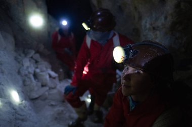 Turistler, Bolivya 'nın Potosi kenti yakınlarındaki Cerro Rico Dağı' ndaki kooperatif madende dinleniyorlar. Görüntü yüksek ses düzeyine sahip