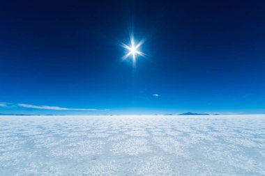 Salar de Uyuni tuz düzlüğü, tuz desenleri ve açık mavi gökyüzü. Bolivya