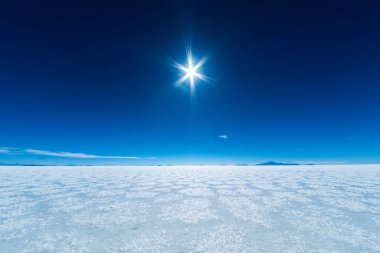 Salar de Uyuni tuz düzlüğü, tuz desenleri ve açık mavi gökyüzü. Bolivya
