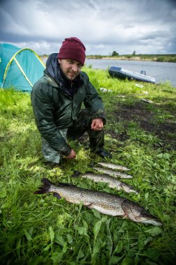 Turna balıklı amatör balıkçı (Esox lucius)