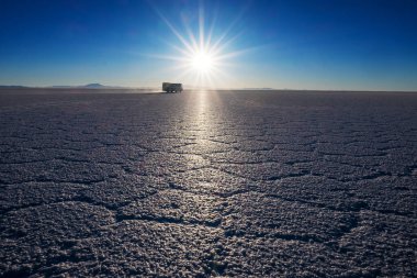 Gün doğumunda Salar de Uyuni. Güneş doğarken Salar de Uyuni 'nin tuzlu düzlüğü, Bolivya
