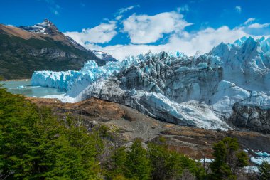 Güneşli bir günde Perito Moreno 'nun buzulu. Patagonya, Arjantin