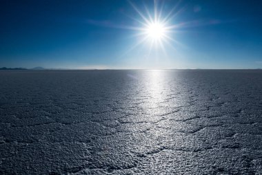Günbatımında hücre desenli Uyuni tuzunun tuzlu yüzeyi, Bolivya