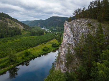 Yazın Ural Dağları ve Belaya Nehri. Başkortostan, Rusya