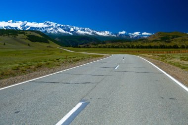 Asfalt yol ve ufukta dağlar. Chuysky Trakt - M52. Altai, Rusya