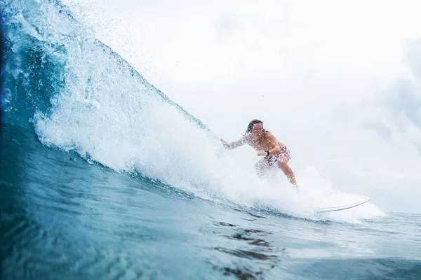 Surfista Monta Onda Oceano Trópicos — Fotografia de Stock