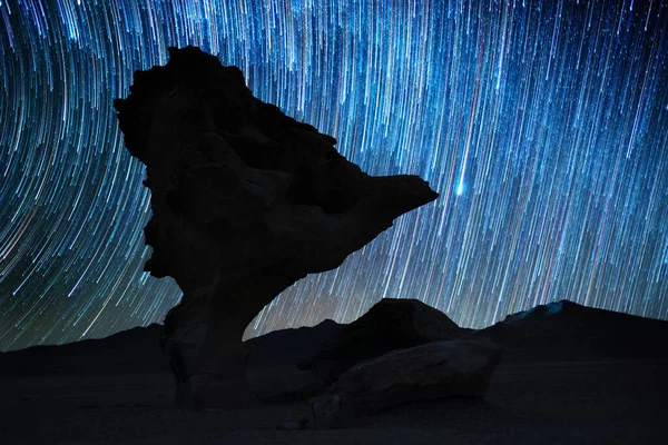 背景に星空を背景に夜にアルボル ピエドラと名付けられた岩の形成 ボリビア — ストック写真
