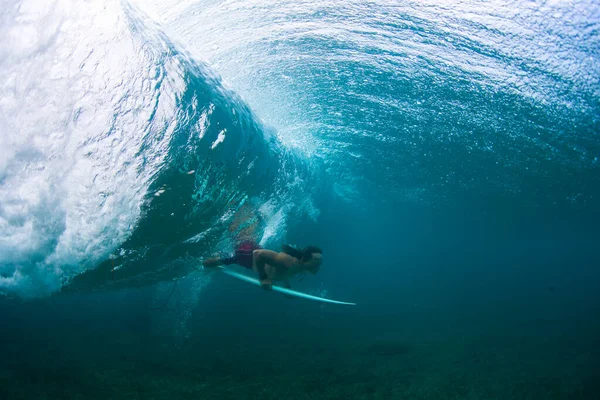 Unterwasser Ansicht Des Jungen Männlichen Surfers Der Mit Surfbrett Die — Stockfoto