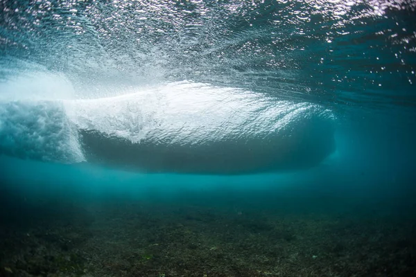 Unterwasserblick Einer Ozeanwelle Die Über Korallenriff Bricht — Stockfoto