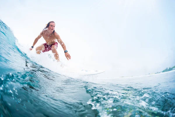 Młody Surfer Jeździ Oceanicznej Fali Tropikalnej Malediwy — Zdjęcie stockowe