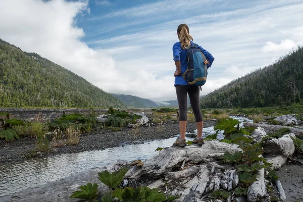 Touristische Wanderin Steht Fluss Und Beobachtet Das Tal Chile — Stockfoto