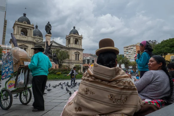 Paz Bolívia Março 2018 Duas Mulheres Indígenas Bolivianas Sentam Nas — Fotografia de Stock