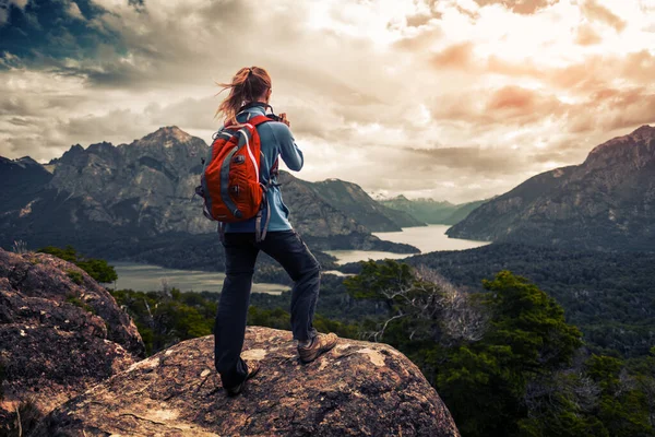 Turysta Czerwonym Plecakiem Robi Zdjęcia Doliny Górami Jeziorami Patagonia Argentyna — Zdjęcie stockowe