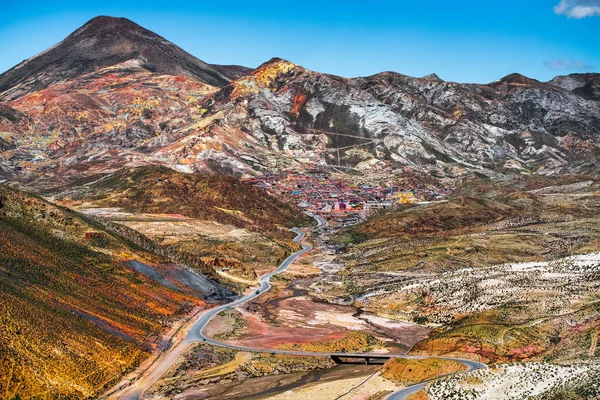 Ciudad Pequeña Situada Entre Las Coloridas Montañas Llenas Minerales Altiplano — Foto de Stock