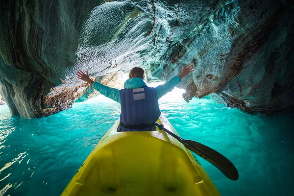 Жінка Сидить Каяку Піднятими Руками Усередині Печери Марбл Озері Генерала — стокове фото