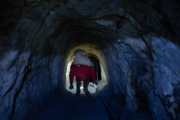 游客走进位于玻利维亚波托西市附近塞罗里科山上的合作矿场 图像噪音大 — 图库照片