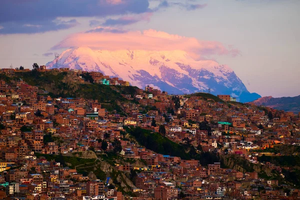 拉巴斯市和日落时分的Illimani山 玻利维亚 — 图库照片