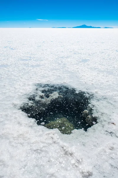 Hole Salty Water Middle Salar Uyuni Bolivia — Stock Photo, Image