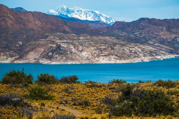 Błękitne Jezioro Góry Śniegiem Patagonia Argentyna — Zdjęcie stockowe
