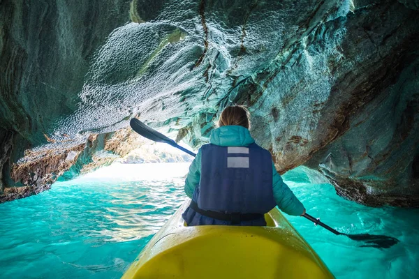 Femme Pagaie Kayak Explore Les Grottes Marbre Sur Lac Général — Photo