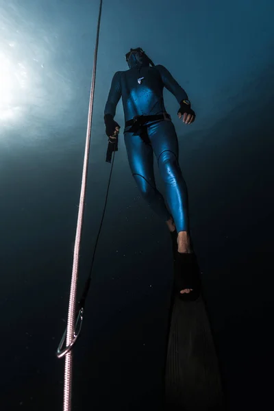 Freediver Ανεβαίνει Από Ένα Βάθος Κατά Μήκος Του Σχοινιού Κρατώντας — Φωτογραφία Αρχείου