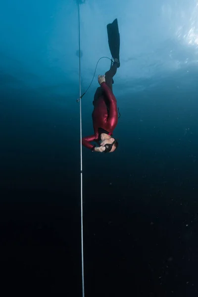 Freediver Serbest Düşüş Aşamasında Boyunca Süzülür Ele Avuca Sığmıyor Bacağında — Stok fotoğraf