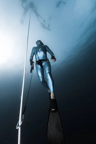 Freediver Ascends Depth Rope Holding Safety Leash Hand Freedive Instructor — Stock Photo, Image