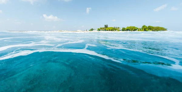 热带岛屿和蓝色海 从低处看 — 图库照片