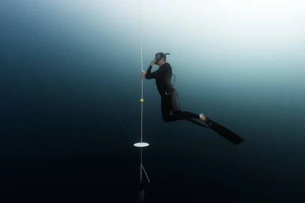 Student Freediver Learns Presure Equalization Being Depth Holding Rope — Stock Photo, Image