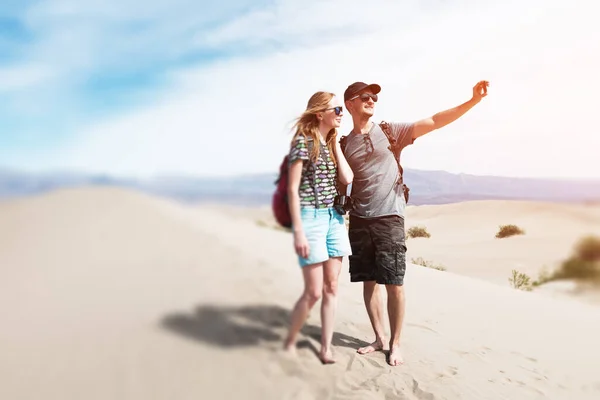 Alguns Caminhantes Tiram Fotos Selfie Deserto Arenoso Death Valley Eua — Fotografia de Stock