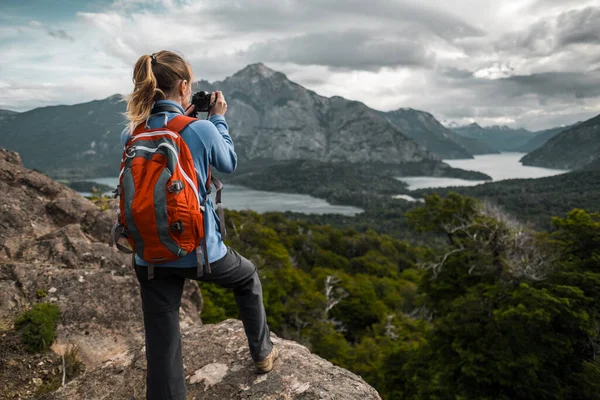 Turysta Czerwonym Plecakiem Robi Zdjęcia Doliny Górami Jeziorami Patagonia Argentyna — Zdjęcie stockowe