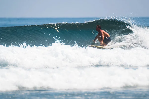 Amateur Surfer Reitet Auf Der Welle — Stockfoto