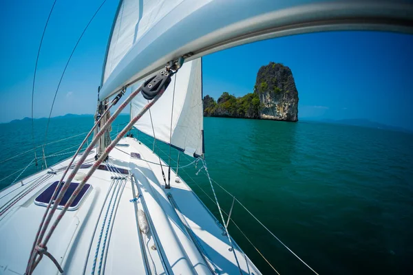 Voilier Déplace Sous Les Voiles Dans Une Mer Tropicale Aproaches — Photo