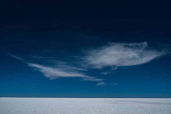 Deep Blue Sky Fluffy Clouds Uyuni Salt Flat Bolivia — Stock Photo, Image