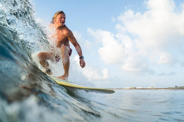 Junger Surfer Reitet Auf Meereswelle — Stockfoto