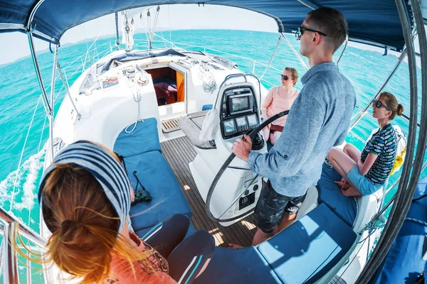 Junger Kapitän Steuert Segelboot Tropischer See Mit Drei Jungen Damen — Stockfoto
