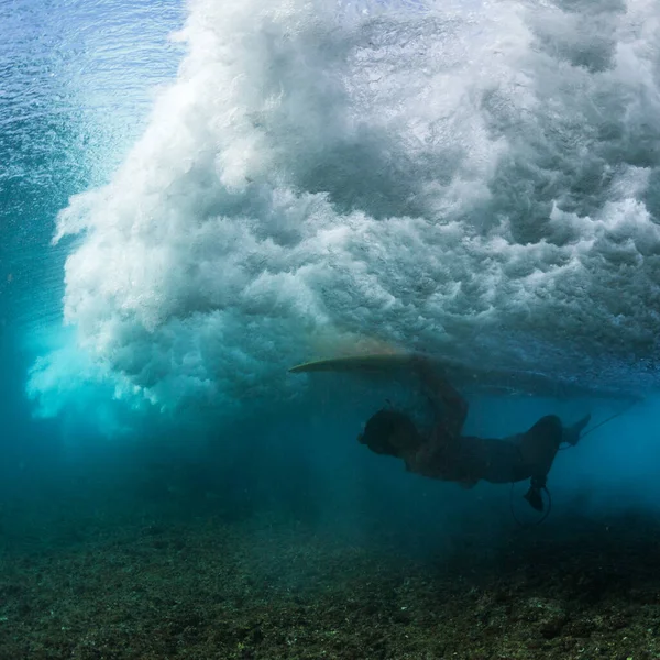 Surfer Выполнить Трюк Названный Серфинге Turtle Roll Безопасно Пройти Волну — стоковое фото