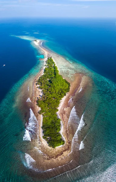 清澈的热带海水 茂密的森林和海浪冲刷着珊瑚礁 空中俯瞰着坦布鲁德岛 岛上有一个名叫Sultans 和Honkey 的冲浪胜地 马尔代夫 — 图库照片