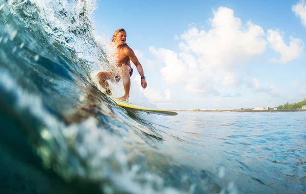 Joven Surfista Monta Olas Tropicales Oceánicas —  Fotos de Stock