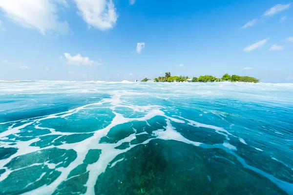 Isla Tropical Océano Vista Desde Agua — Foto de Stock