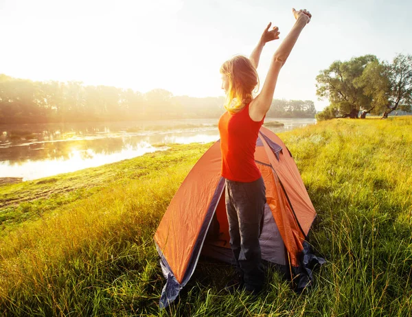 Junge Wanderin Wacht Auf Und Dehnt Sich Der Nähe Des — Stockfoto